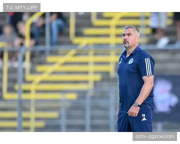 官方：沙尔克04主帅与俱乐部续约至2028年，将继续带队征战德乙